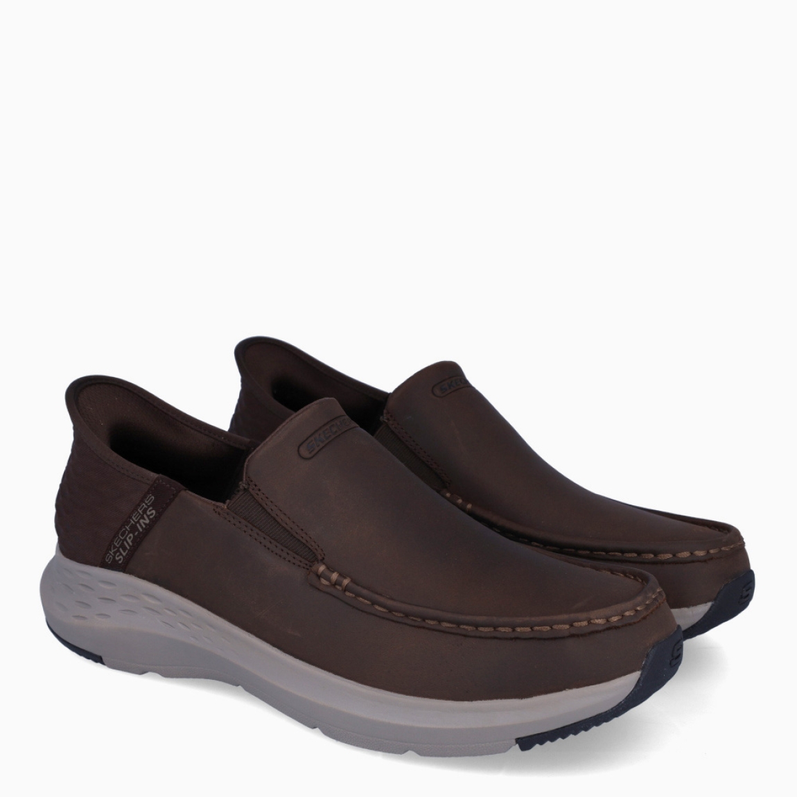 Mocasines de la marca Skechers, modelo 204. Exterior en piel color marrón. Interior en textil transpirable color marrón oscuro con plantilla acolchada y extraíble para máxima comodidad. Suela de goma con cuña de 3cm de altura. Estos mocasines Skechers 204 son ideales para tu día a día, unas clásicas excelentes en comodidad.