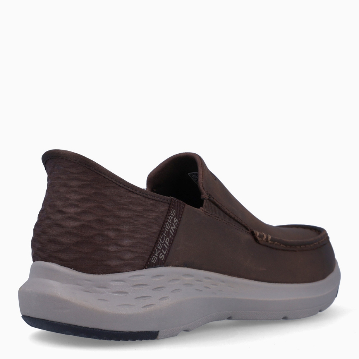Mocasines de la marca Skechers, modelo 204. Exterior en piel color marrón. Interior en textil transpirable color marrón oscuro con plantilla acolchada y extraíble para máxima comodidad. Suela de goma con cuña de 3cm de altura. Estos mocasines Skechers 204 son ideales para tu día a día, unas clásicas excelentes en comodidad.