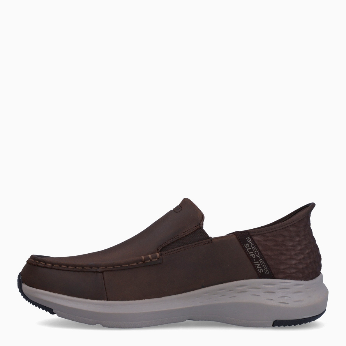 Mocasines de la marca Skechers, modelo 204. Exterior en piel color marrón. Interior en textil transpirable color marrón oscuro con plantilla acolchada y extraíble para máxima comodidad. Suela de goma con cuña de 3cm de altura. Estos mocasines Skechers 204 son ideales para tu día a día, unas clásicas excelentes en comodidad.