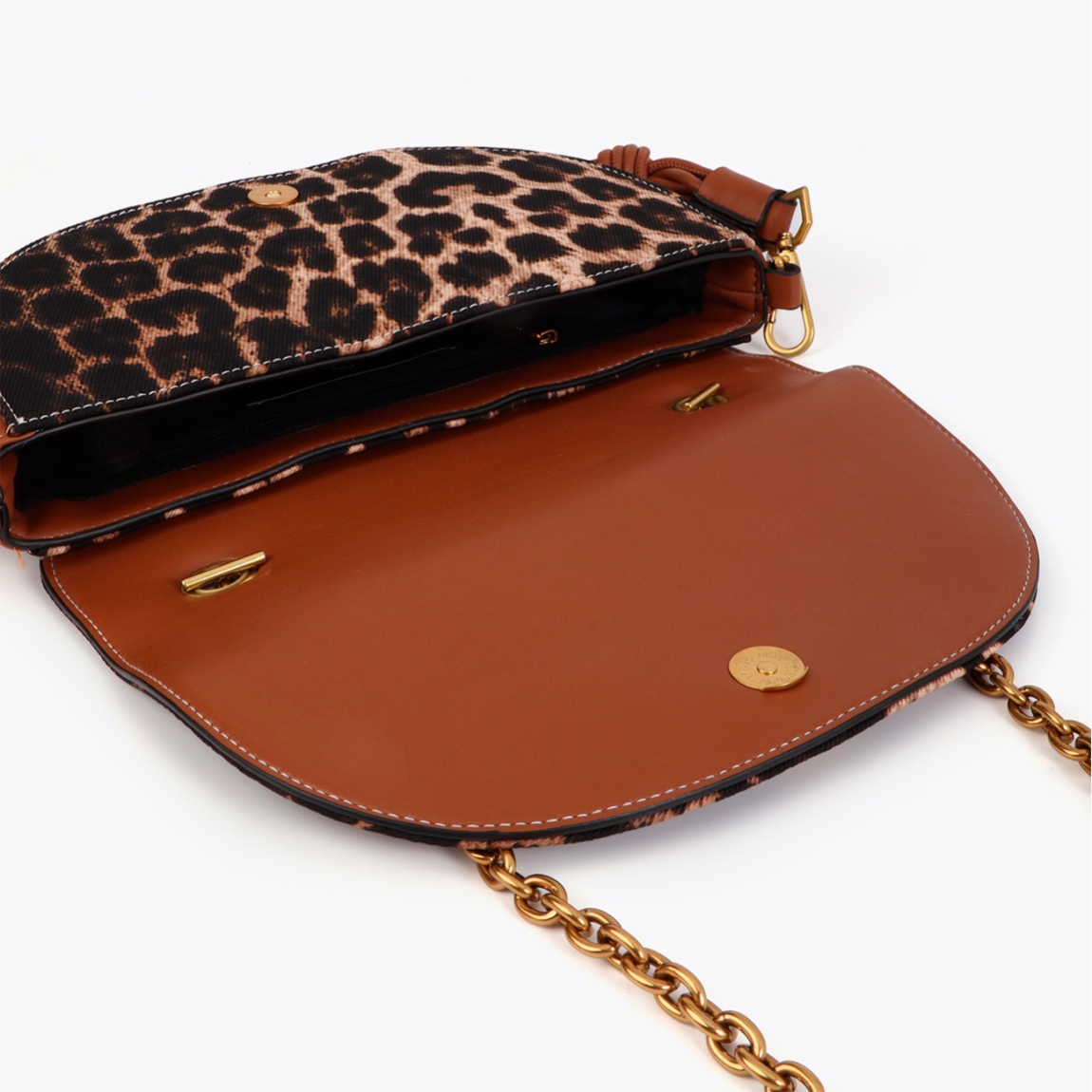 Bolso media luna de la marca Lola Casademunt, modelo DESIRETH. Elaborado en piel con estampado de leopardo. Asa de cadena dorada y correa trenzada en cuero sintético. Cierre magnético y espacioso compartimento interior. Un complemento audaz y estiloso para tu día a día. Bolso Lola Casademunt DESIRETH, ideal para darle estilo a tus looks!ALTO 16cm ANCHO 28cm PROFUNDIDAD 6cm