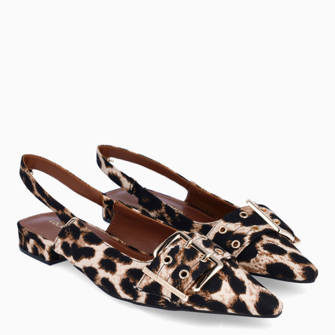 Salones destalonados de la marca Lola Casademunt, modelo BLUMA. Elaborado en textil con estampado animal print leopardo. Salones planos con diseño de tiras y hebillas personalizadas. Salones Lola Casademunt BLUMA, ideal para combinar con atuendos casuales o de oficina.