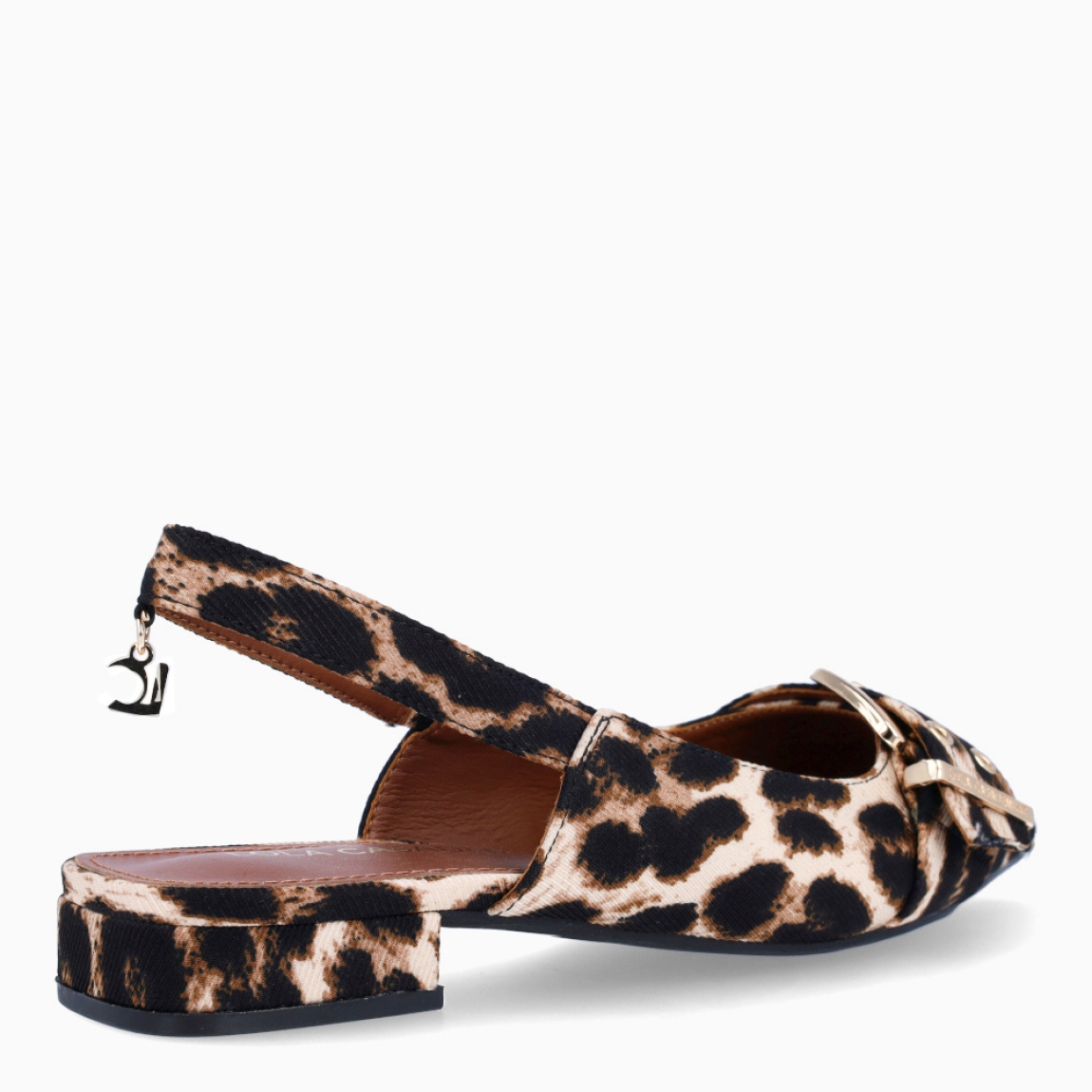 Salones destalonados de la marca Lola Casademunt, modelo BLUMA. Elaborado en textil con estampado animal print leopardo. Salones planos con diseño de tiras y hebillas personalizadas. Salones Lola Casademunt BLUMA, ideal para combinar con atuendos casuales o de oficina.