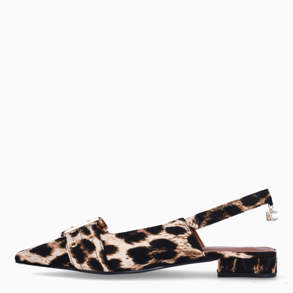 Salones destalonados de la marca Lola Casademunt, modelo BLUMA. Elaborado en textil con estampado animal print leopardo. Salones planos con diseño de tiras y hebillas personalizadas. Salones Lola Casademunt BLUMA, ideal para combinar con atuendos casuales o de oficina.