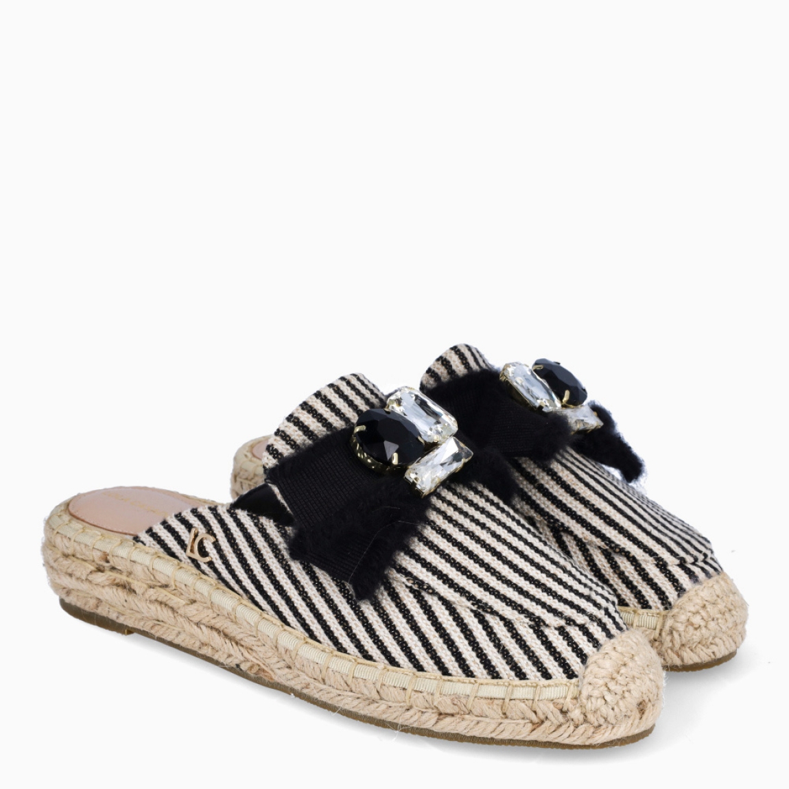 Alpargatas de la marca Lola Casademunt, modelo KALA. Elaboradas en textil con estampado a rayas blanco y negro, con detalle de adorno sobre la pala. Alpargatas abiertas con plantilla colchada color beig. Alpargatas Lola Casademunt con suela de cuña plana. Estas alpargatas Lola Casademunt KALA son un complemento perfecto para esta temporada!