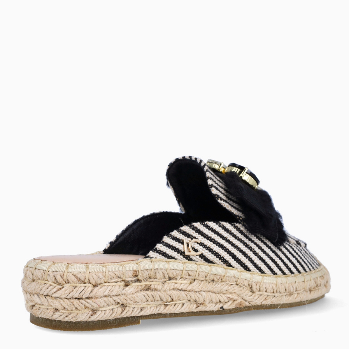 Alpargatas de la marca Lola Casademunt, modelo KALA. Elaboradas en textil con estampado a rayas blanco y negro, con detalle de adorno sobre la pala. Alpargatas abiertas con plantilla colchada color beig. Alpargatas Lola Casademunt con suela de cuña plana. Estas alpargatas Lola Casademunt KALA son un complemento perfecto para esta temporada!