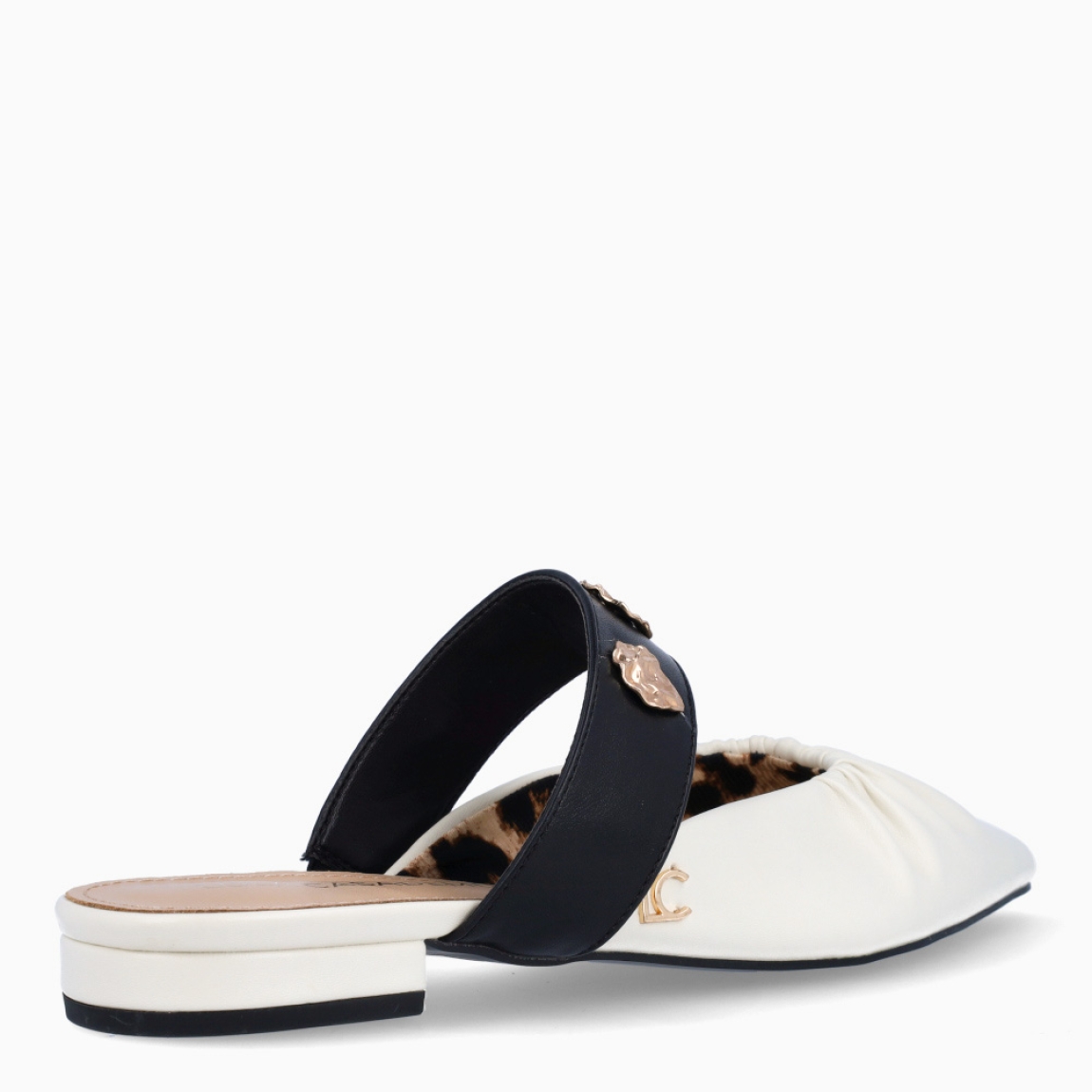 Salones destalonados de la marca Lola Casademunt, modelo ELOISE. Elaborado en piel color blanco con efecto corrugado, punta de lápiz y detalle de tira negra con adornos dorados en pala. Salones planos para máxima comodidad. Salones Lola Casademunt ELOISE, ideal para combinar con atuendos casuales o de oficina.