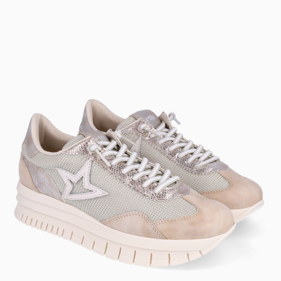 Deportivas de la marca Cetti, modelo MARNE. Exterior en textil color beig con detalle en rejilla. Interior en piel color blanco. Cierre con cordones elásticos. Deportivas con suela de goma dentada y cuña de 4cm de altura. Estas deportivas Cetti MARNE son unas clásicas, ideales en comodidad y estilo!