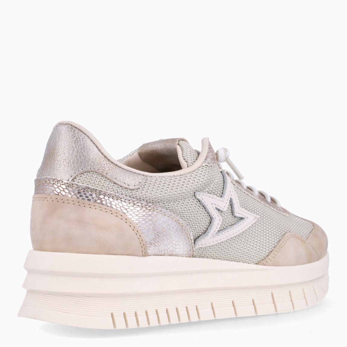 Deportivas de la marca Cetti, modelo MARNE. Exterior en textil color beig con detalle en rejilla. Interior en piel color blanco. Cierre con cordones elásticos. Deportivas con suela de goma dentada y cuña de 4cm de altura. Estas deportivas Cetti MARNE son unas clásicas, ideales en comodidad y estilo!