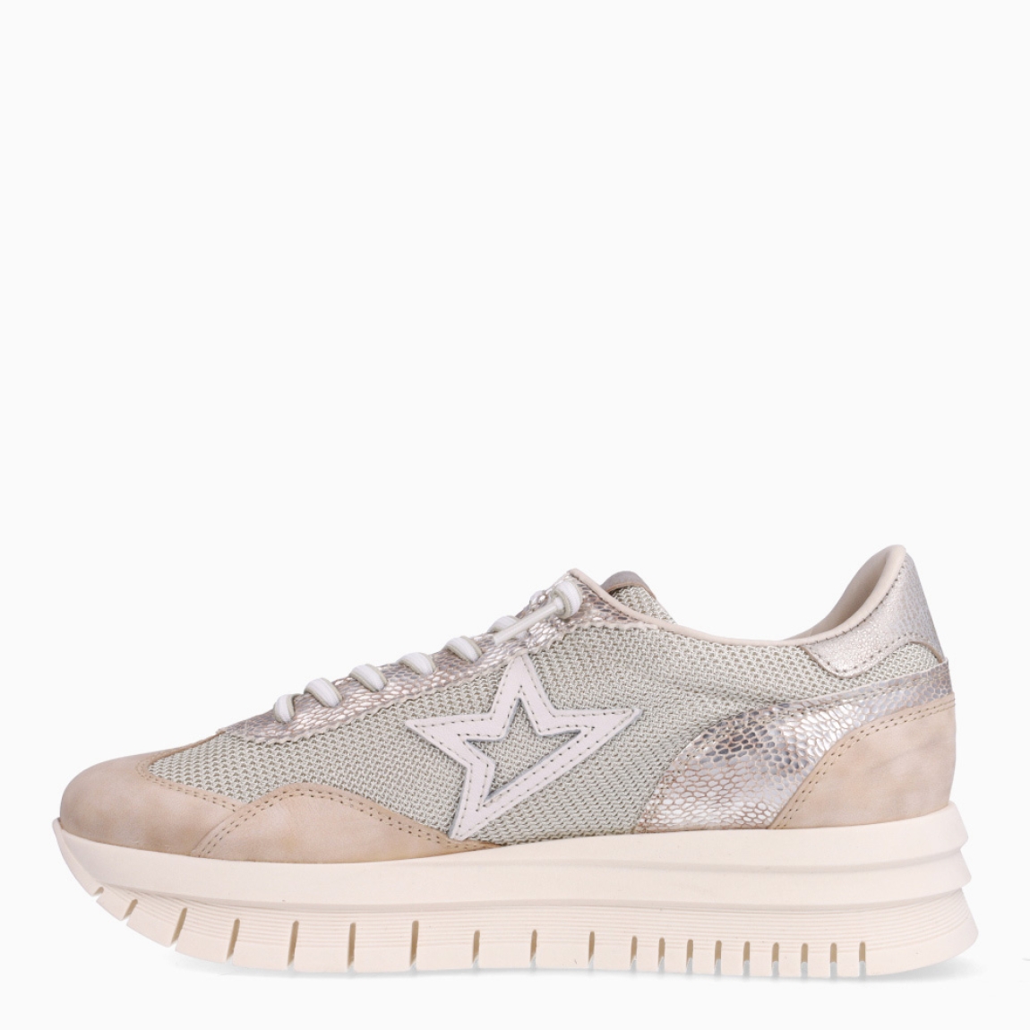 Deportivas de la marca Cetti, modelo MARNE. Exterior en textil color beig con detalle en rejilla. Interior en piel color blanco. Cierre con cordones elásticos. Deportivas con suela de goma dentada y cuña de 4cm de altura. Estas deportivas Cetti MARNE son unas clásicas, ideales en comodidad y estilo!