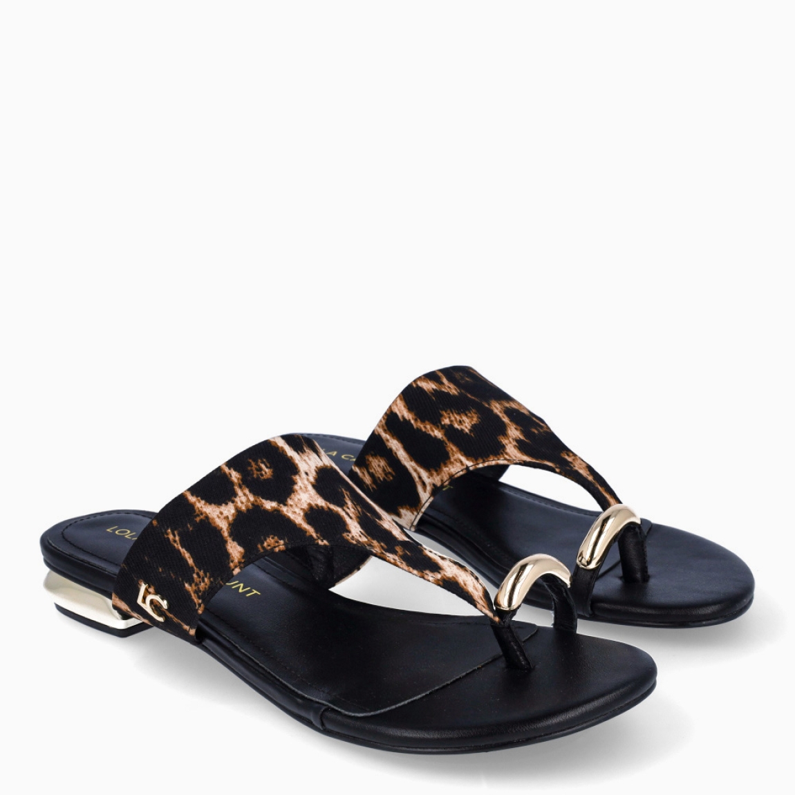 Sandalias de la marca Lola Casademunt, modelo VALENTINA. Elaboradas en lona con estampado animal print y detalle dorado en pala. Interior en piel color negro. Sandalias Lola Casademunt con suela plana y tacón de 1,5cm con efecto espejo. Estas sandalias Lola Casademunt VALENTINA son ideales para ti!