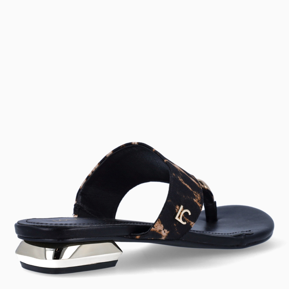 Sandalias de la marca Lola Casademunt, modelo VALENTINA. Elaboradas en lona con estampado animal print y detalle dorado en pala. Interior en piel color negro. Sandalias Lola Casademunt con suela plana y tacón de 1,5cm con efecto espejo. Estas sandalias Lola Casademunt VALENTINA son ideales para ti!