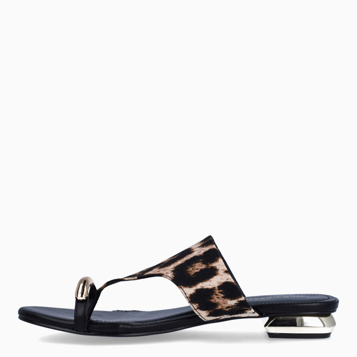 Sandalias de la marca Lola Casademunt, modelo VALENTINA. Elaboradas en lona con estampado animal print y detalle dorado en pala. Interior en piel color negro. Sandalias Lola Casademunt con suela plana y tacón de 1,5cm con efecto espejo. Estas sandalias Lola Casademunt VALENTINA son ideales para ti!