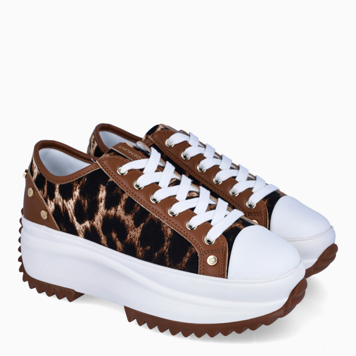 Deportiva de la marca Lola Casademunt, modelo JADE. Deportivas en lona con estampado animal print y detalle en el tobillo con tachuelas doradas. Deportivas con plantilla acolchada y extraíble para máxima comodidad. Cierre de las Lola Casademunt con cordones blancos. Suela dentada y plataforma 5cm. Ideal para completar tus looks casuales con un toque único!