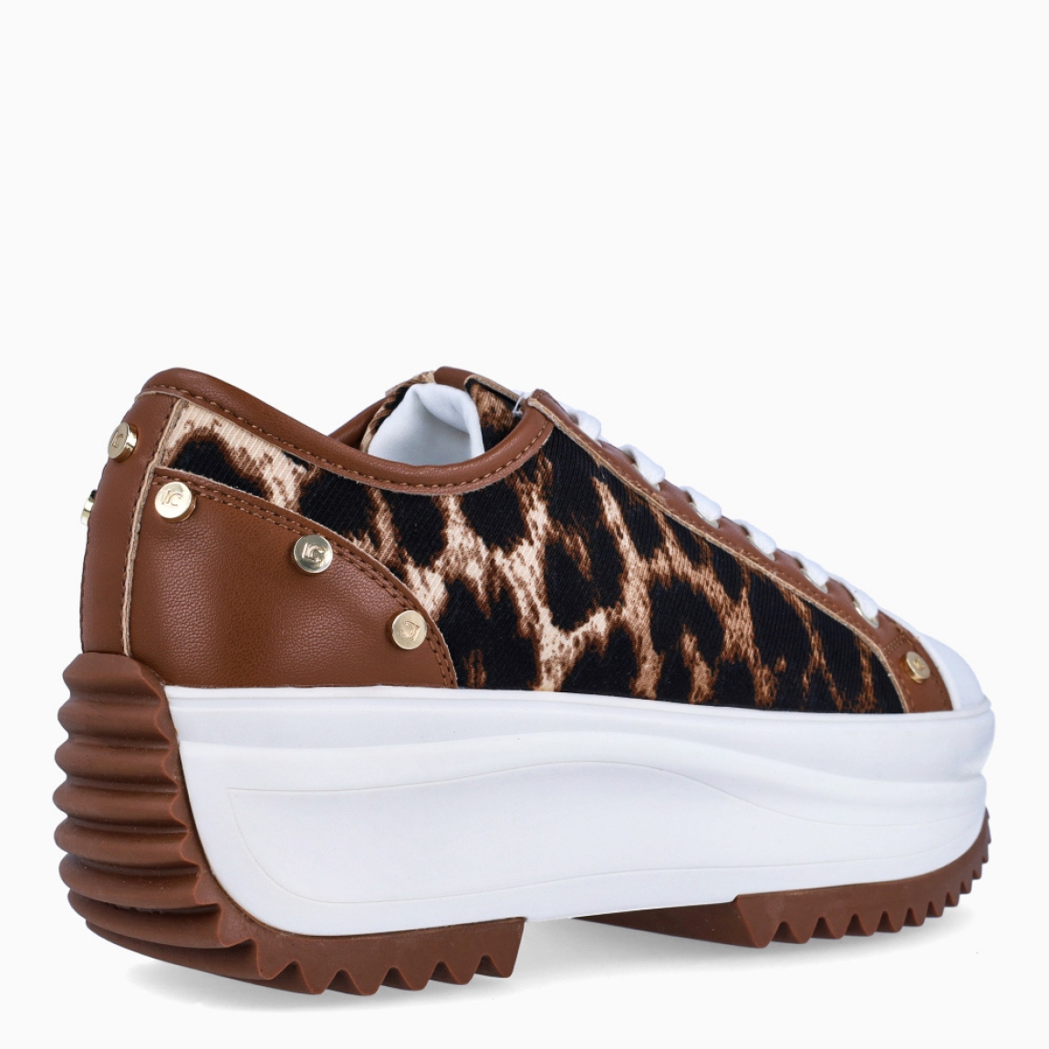 Deportiva de la marca Lola Casademunt, modelo JADE. Deportivas en lona con estampado animal print y detalle en el tobillo con tachuelas doradas. Deportivas con plantilla acolchada y extraíble para máxima comodidad. Cierre de las Lola Casademunt con cordones blancos. Suela dentada y plataforma 5cm. Ideal para completar tus looks casuales con un toque único!
