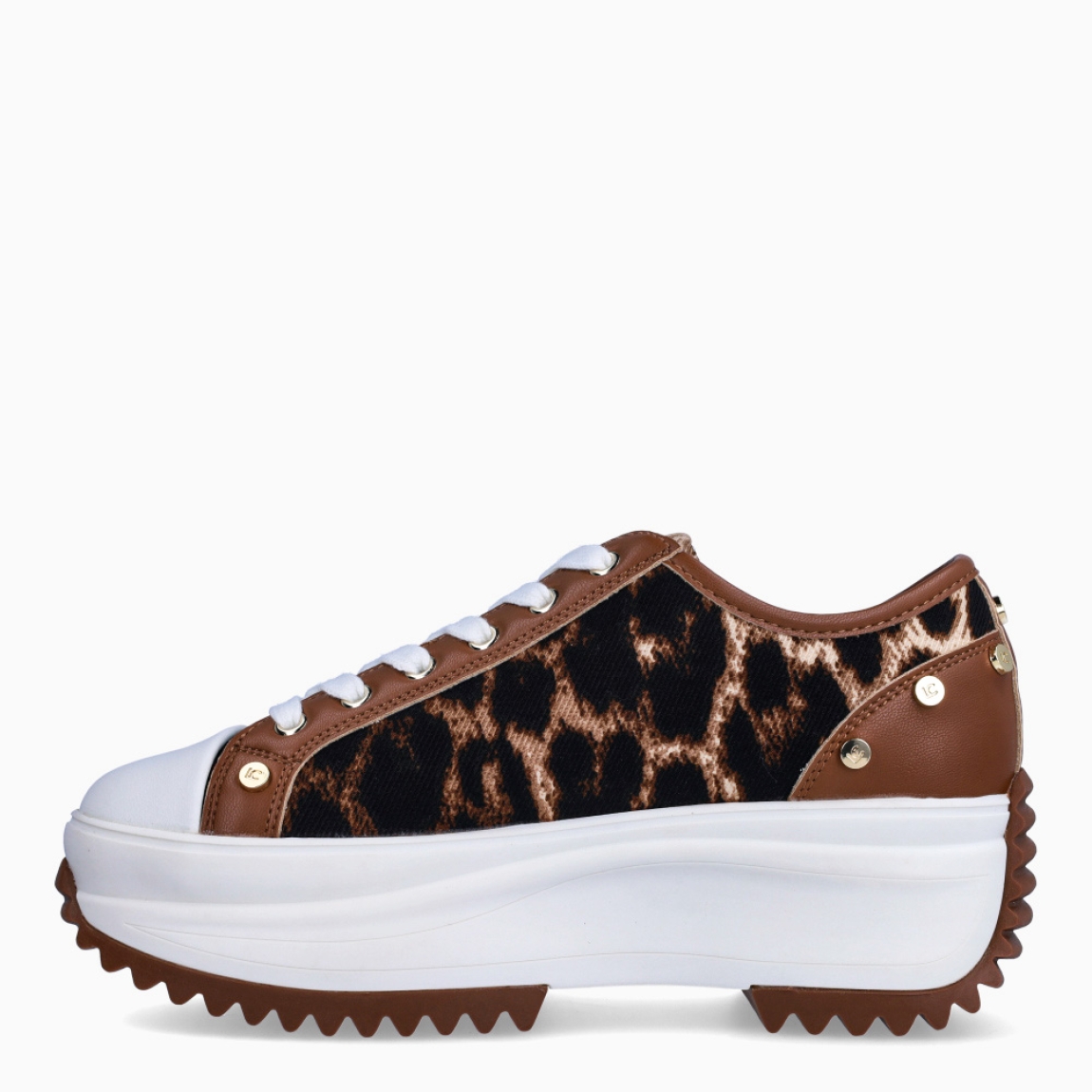 Deportiva de la marca Lola Casademunt, modelo JADE. Deportivas en lona con estampado animal print y detalle en el tobillo con tachuelas doradas. Deportivas con plantilla acolchada y extraíble para máxima comodidad. Cierre de las Lola Casademunt con cordones blancos. Suela dentada y plataforma 5cm. Ideal para completar tus looks casuales con un toque único!