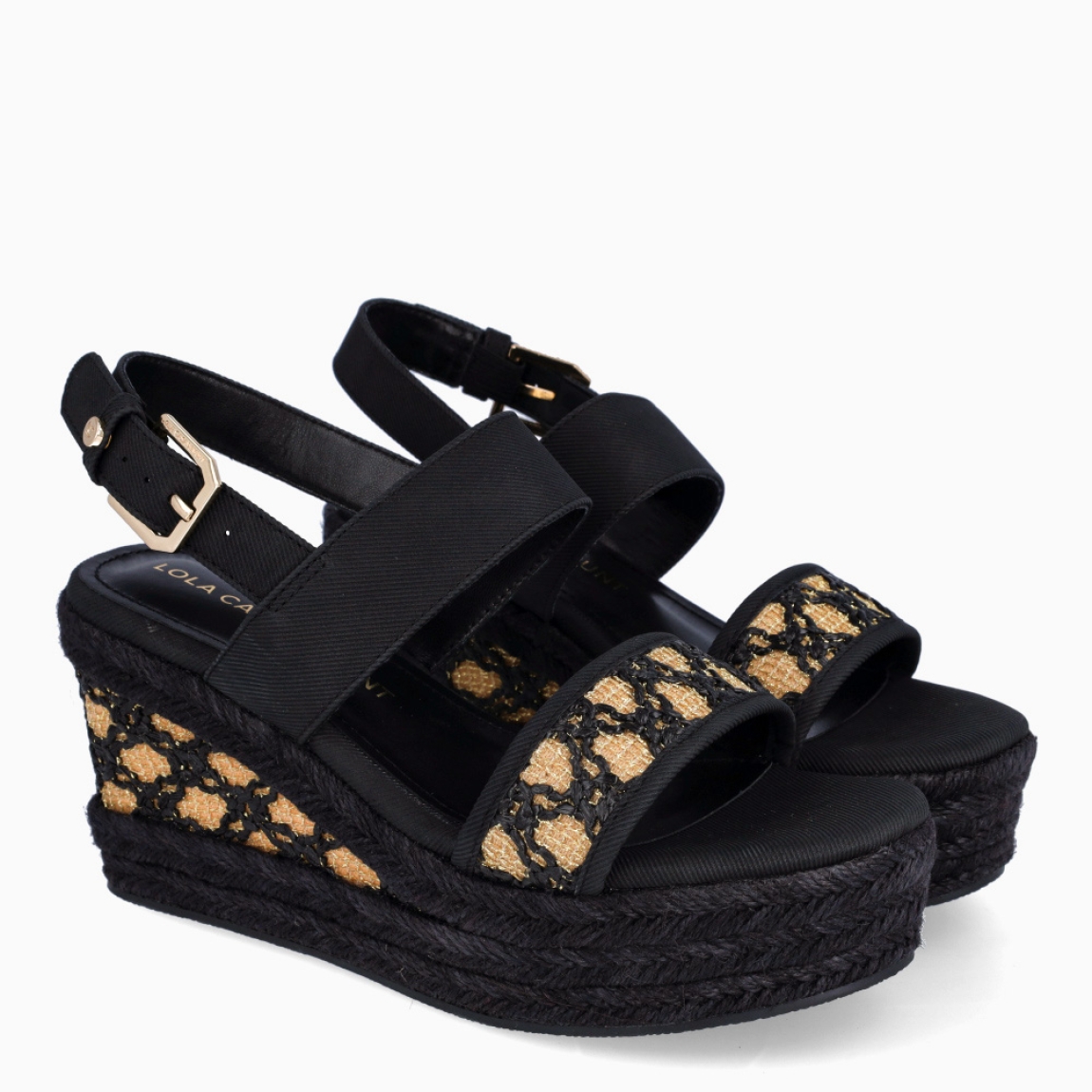 Sandalias de la marca Lola Casademunt, modelo NAIA. Sandalias elaboradas en lona color negro con detalle en tejido color camel. Interior en textil color negro. Cierre de las sandalias Lola Casademunt con hebilla en el tobillo y una cuña de 10cm de altura. Estas sandalias Lola Casademunt NAIA son ideales para tus looks de temporada!
