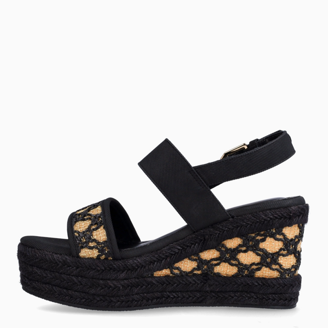 Sandalias de la marca Lola Casademunt, modelo NAIA. Sandalias elaboradas en lona color negro con detalle en tejido color camel. Interior en textil color negro. Cierre de las sandalias Lola Casademunt con hebilla en el tobillo y una cuña de 10cm de altura. Estas sandalias Lola Casademunt NAIA son ideales para tus looks de temporada!