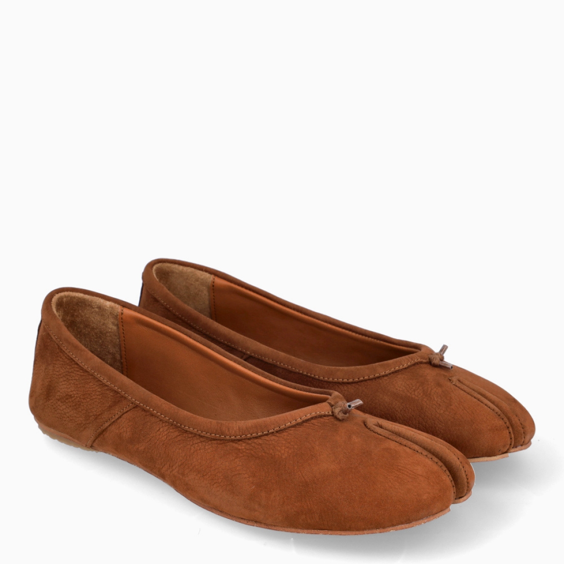 Bailarinas de la marca Venezianas, modelo TABI. Inspiradas en un calzado japonés y popularizadas por Maison Margiela. Están confeccionadas en ante color cuero, estas bailarinas, separan los dedos, los mismos que algunos asemejan a pezuñas de camello. Bailarinas Venezianas TABI, son el complemento elegante, perfectas en ligereza y funcionales. Si eres un experto de la moda, no te pueden faltar en el armario!