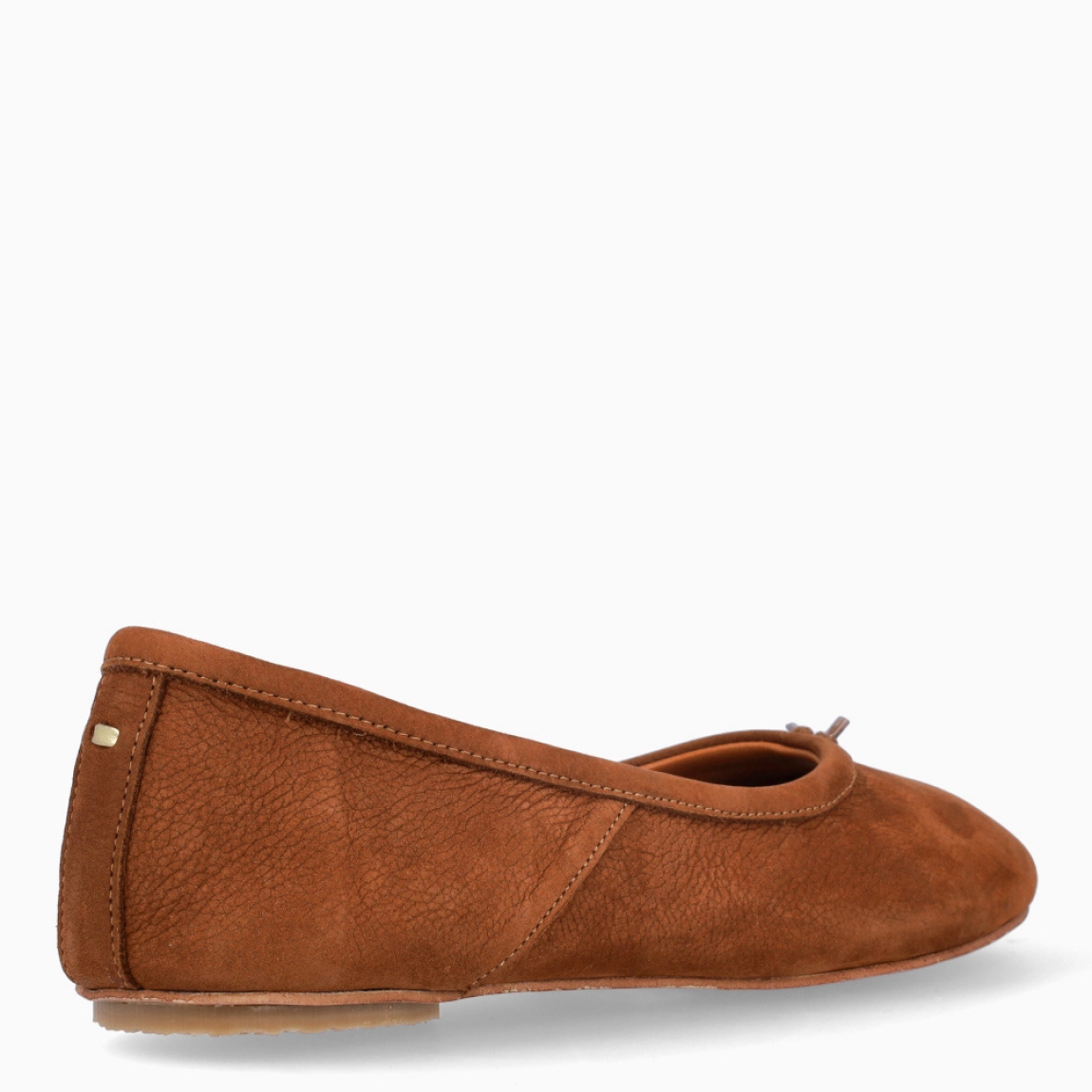 Bailarinas de la marca Venezianas, modelo TABI. Inspiradas en un calzado japonés y popularizadas por Maison Margiela. Están confeccionadas en ante color cuero, estas bailarinas, separan los dedos, los mismos que algunos asemejan a pezuñas de camello. Bailarinas Venezianas TABI, son el complemento elegante, perfectas en ligereza y funcionales. Si eres un experto de la moda, no te pueden faltar en el armario!