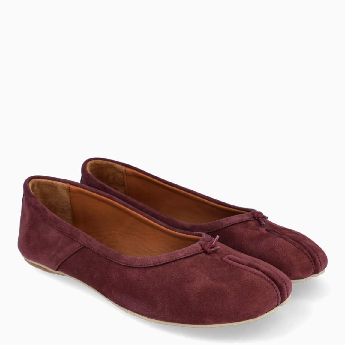 Bailarinas de la marca Venezianas, modelo TABI. Inspiradas en un calzado japonés y popularizadas por Maison Margiela. Están confeccionadas en ante color burdeos, estas bailarinas, separan los dedos, los mismos que algunos asemejan a pezuñas de camello. Bailarinas Venezianas TABI, son el complemento elegante, perfectas en ligereza y funcionales. Si eres un experto de la moda, no te pueden faltar en el armario!