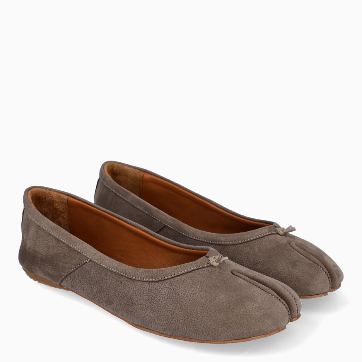 Bailarinas de la marca Venezianas, modelo TABI. Inspiradas en un calzado japonés y popularizadas por Maison Margiela. Están confeccionadas en ante color gris, estas bailarinas, separan los dedos, los mismos que algunos asemejan a pezuñas de camello. Bailarinas Venezianas TABI, son el complemento elegante, perfectas en ligereza y funcionales. Si eres un experto de la moda, no te pueden faltar en el armario!