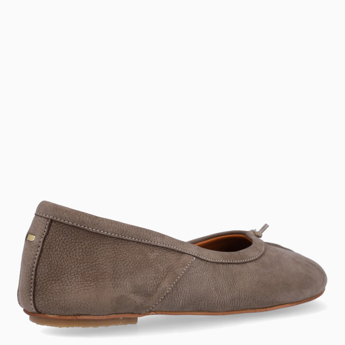 Bailarinas de la marca Venezianas, modelo TABI. Inspiradas en un calzado japonés y popularizadas por Maison Margiela. Están confeccionadas en ante color gris, estas bailarinas, separan los dedos, los mismos que algunos asemejan a pezuñas de camello. Bailarinas Venezianas TABI, son el complemento elegante, perfectas en ligereza y funcionales. Si eres un experto de la moda, no te pueden faltar en el armario!