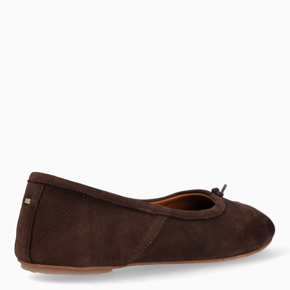 Bailarinas de la marca Venezianas, modelo TABI. Inspiradas en un calzado japonés y popularizadas por Maison Margiela. Están confeccionadas en ante color marrón, estas bailarinas, separan los dedos, los mismos que algunos asemejan a pezuñas de camello. Bailarinas Venezianas TABI, son el complemento elegante, perfectas en ligereza y funcionales. Si eres un experto de la moda, no te pueden faltar en el armario!