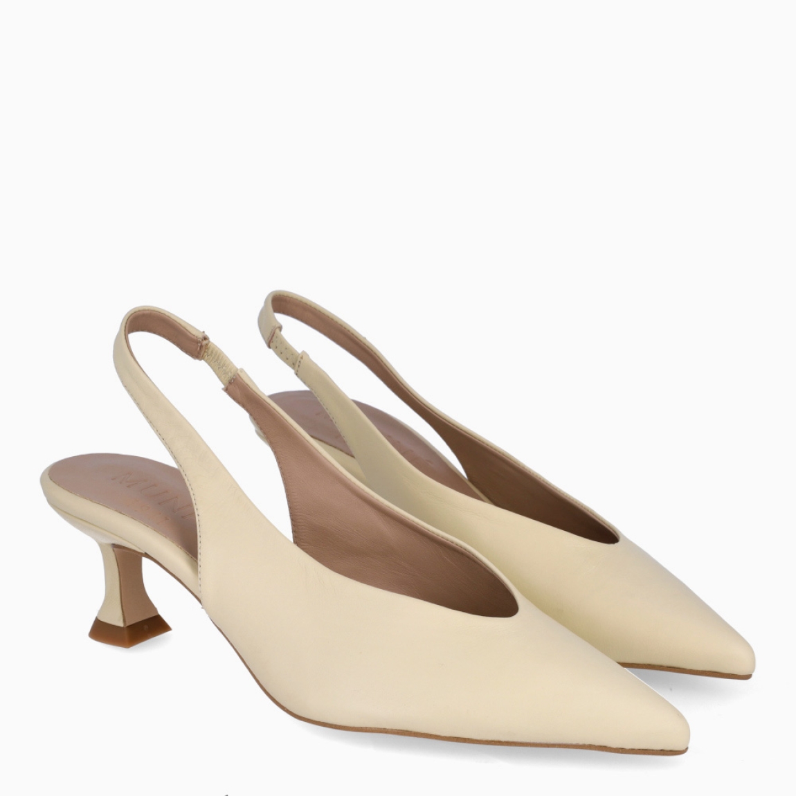 Salones destalonados de la marca Munné, modelo SUSANNE. Exterior en piel color beige con punta de lápiz. Interior en piel color nude. Cierre con goma elástica en el tobillo y un tacón de 5cm de altura. Salones detalonados Munné SUSANNE son un complemento ideal que mezcla elegancia y cómodidad. Una pieza clave para armar diferentes looks!