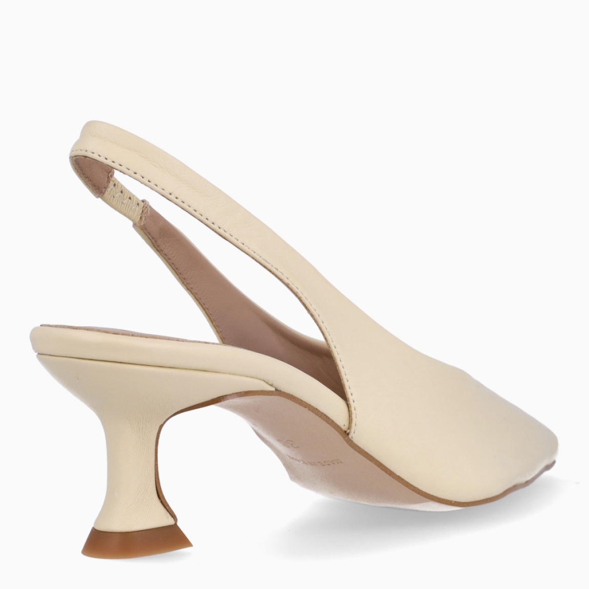 Salones destalonados de la marca Munné, modelo SUSANNE. Exterior en piel color beige con punta de lápiz. Interior en piel color nude. Cierre con goma elástica en el tobillo y un tacón de 5cm de altura. Salones detalonados Munné SUSANNE son un complemento ideal que mezcla elegancia y cómodidad. Una pieza clave para armar diferentes looks!