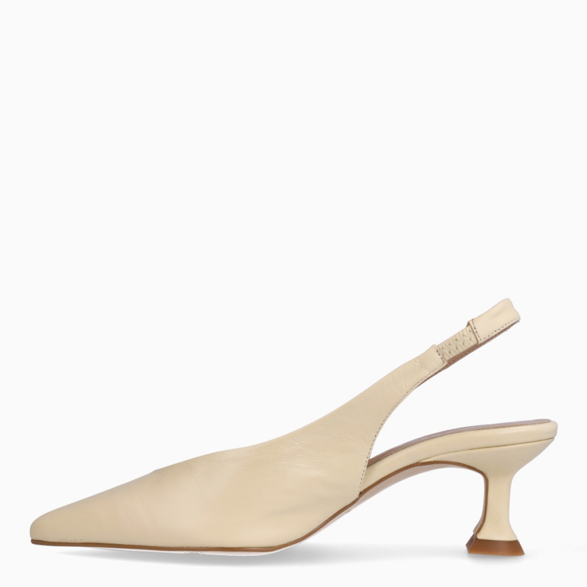 Salones destalonados de la marca Munné, modelo SUSANNE. Exterior en piel color beige con punta de lápiz. Interior en piel color nude. Cierre con goma elástica en el tobillo y un tacón de 5cm de altura. Salones detalonados Munné SUSANNE son un complemento ideal que mezcla elegancia y cómodidad. Una pieza clave para armar diferentes looks!