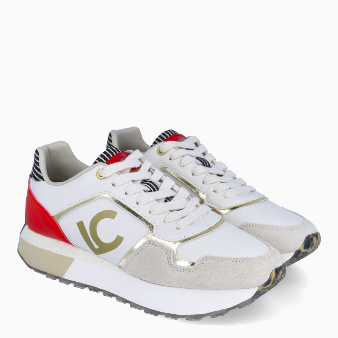 Deportivas de la marca Lola Casademunt, modelo ELBA. Elaboradas en piel color blanco con detalles en rojo y estampado a rayas negro y blanco en talón. Deportivas con logo frontal. Cierre de deportivas Lola Casademunt con cordones blancos. Deportivas con suela de goma. Estas deportivas Lola Casademunt ELBA son un complemento ideal en estilo y comodidad!