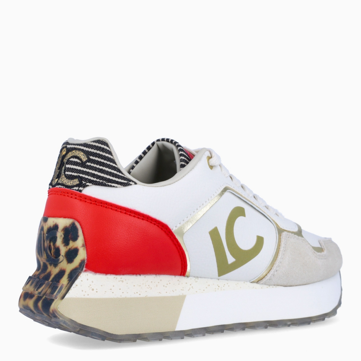 Deportivas de la marca Lola Casademunt, modelo ELBA. Elaboradas en piel color blanco con detalles en rojo y estampado a rayas negro y blanco en talón. Deportivas con logo frontal. Cierre de deportivas Lola Casademunt con cordones blancos. Deportivas con suela de goma. Estas deportivas Lola Casademunt ELBA son un complemento ideal en estilo y comodidad!