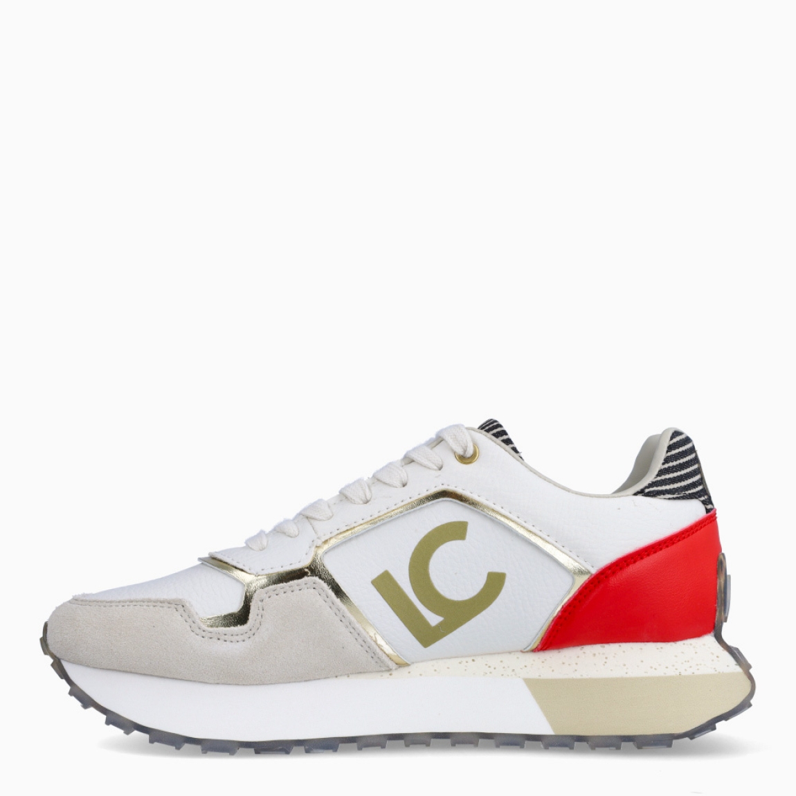 Deportivas de la marca Lola Casademunt, modelo ELBA. Elaboradas en piel color blanco con detalles en rojo y estampado a rayas negro y blanco en talón. Deportivas con logo frontal. Cierre de deportivas Lola Casademunt con cordones blancos. Deportivas con suela de goma. Estas deportivas Lola Casademunt ELBA son un complemento ideal en estilo y comodidad!