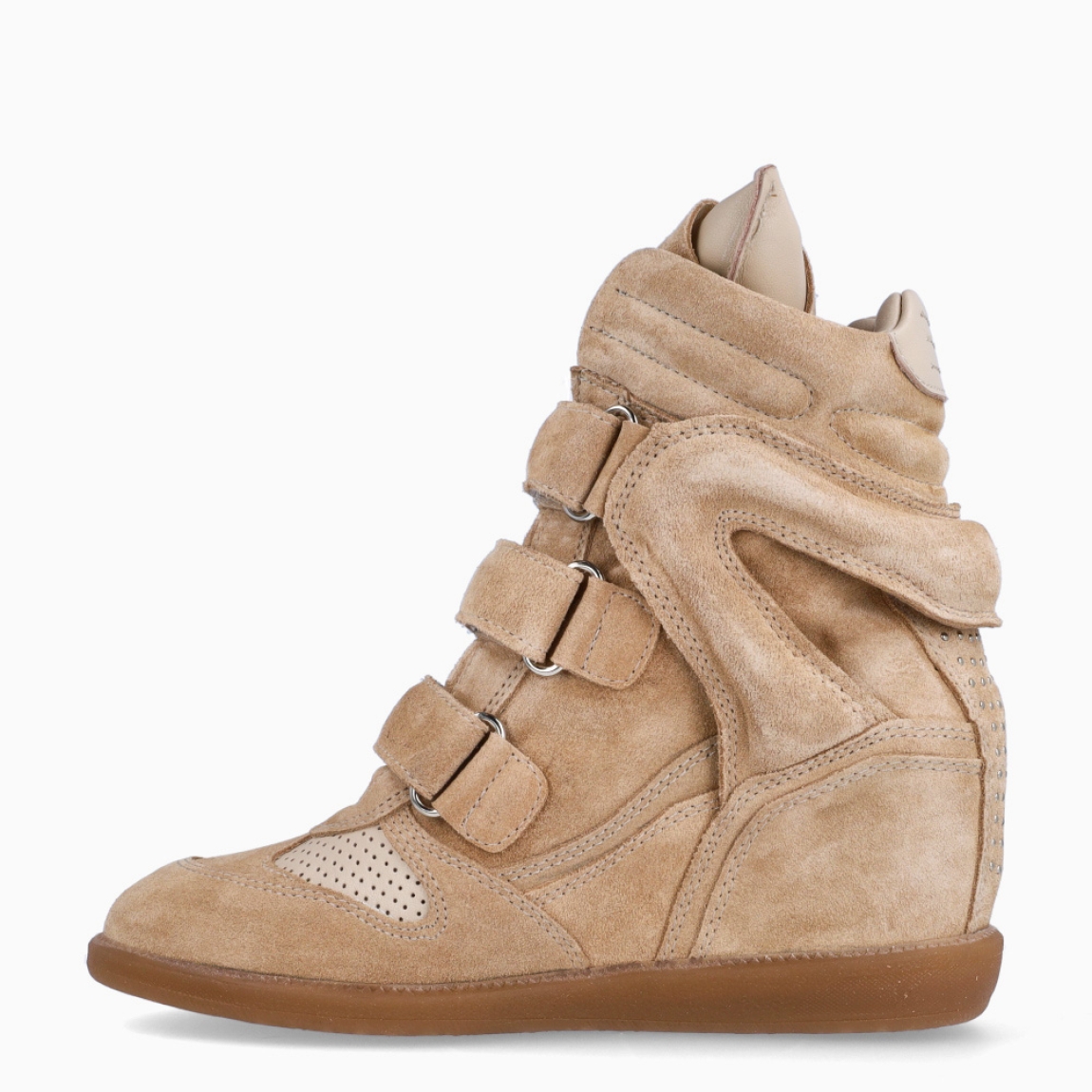 Botines de la marca Bronx, modelo JAE-YY. Elaborados en ante color beig con detalle en rejillas y efecto acolchado. Cierre de los botines con tres velcros en toda la pala. Interior con plantilla acolchada extraíble para máxima comodidad. Suela con cuña interior de 5cm de altura. Estos botines Bronx JAE-YY son un complemento que combina comodidad deportivas con toque femenino. Ideal en ofrecer un look moderno y divertido, además de una comodidad inigualable!