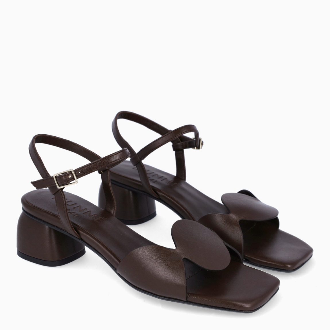 Sandalias de la marca Munné, modelo SIRA. Elaboradas en piel color marrón con detalle de círculos en la pala. Interior en color marrón. Cierre de sandalias Munné con hebilla en tobillo. Suela con tacón de 3cm de altura. Estas sandalias Munné SIRA son un complemento clásico, ideal en comodidad y estilo!