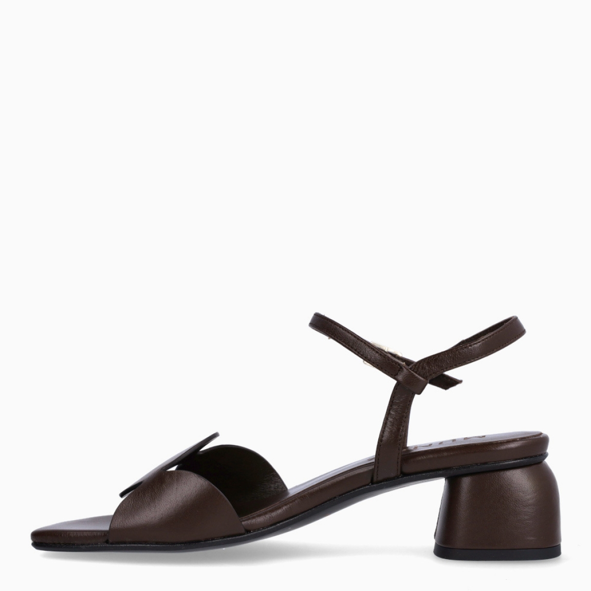 Sandalias de la marca Munné, modelo SIRA. Elaboradas en piel color marrón con detalle de círculos en la pala. Interior en color marrón. Cierre de sandalias Munné con hebilla en tobillo. Suela con tacón de 3cm de altura. Estas sandalias Munné SIRA son un complemento clásico, ideal en comodidad y estilo!