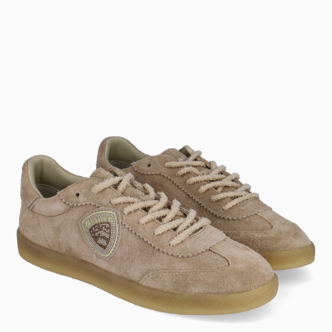 Deportivas de la marca Blauer, modelo AURORA. Elaboradas en ante color beig con detalle de logo brillante en parte exterior. Interior en piel color beig. Cierre de deportivas Blauer con cordones y una suela plana de goma. Estas deportivas Blauer AURORA son ideales para ti!