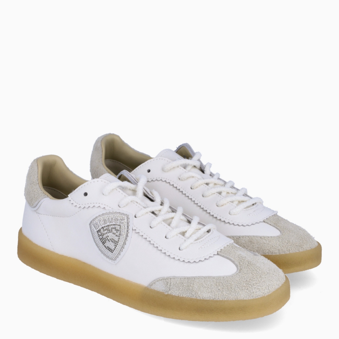 Deportivas de la marca Blauer, modelo AURORA. Elaboradas en piel color blanco con detalle de logo brillante en parte exterior y ante color gris. Interior en piel color beig. Cierre de deportivas Blauer con cordones y una suela plana de goma. Estas deportivas Blauer AURORA son ideales para ti!