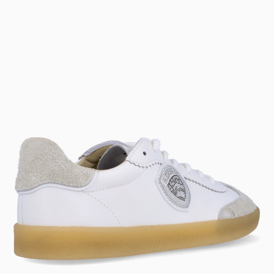 Deportivas de la marca Blauer, modelo AURORA. Elaboradas en piel color blanco con detalle de logo brillante en parte exterior y ante color gris. Interior en piel color beig. Cierre de deportivas Blauer con cordones y una suela plana de goma. Estas deportivas Blauer AURORA son ideales para ti!