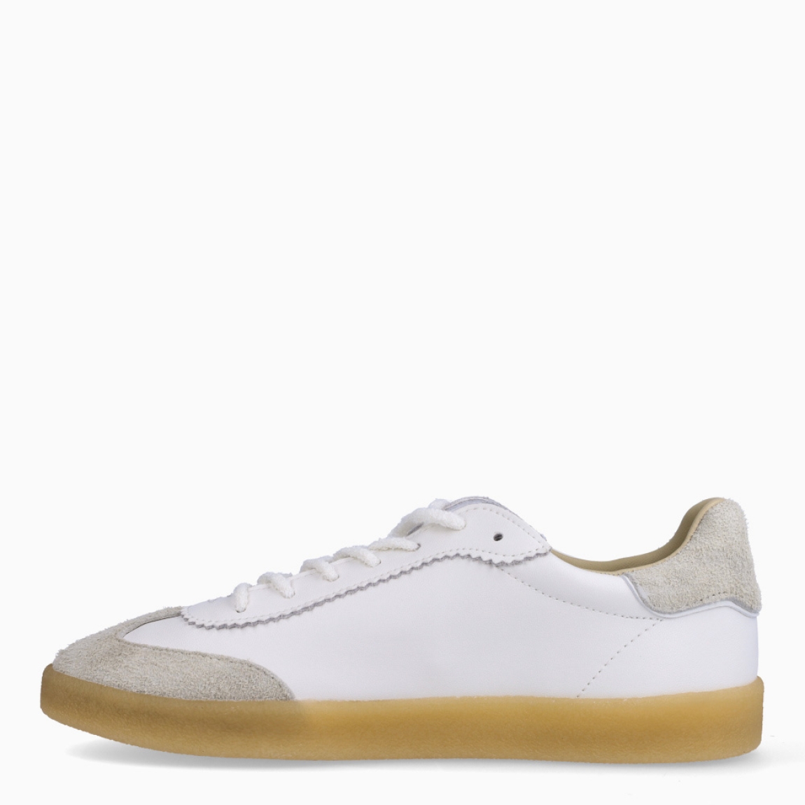 Deportivas de la marca Blauer, modelo AURORA. Elaboradas en piel color blanco con detalle de logo brillante en parte exterior y ante color gris. Interior en piel color beig. Cierre de deportivas Blauer con cordones y una suela plana de goma. Estas deportivas Blauer AURORA son ideales para ti!