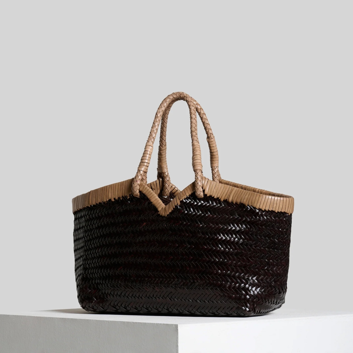 Bolso de la marca Vipera Bags, modelo CRUDELIA. Elaborado en piel trenzada color marrón. Bolso con gran compartimento interior para llevar tus imprescindibles. Bolso Vipera Bags con asas de hombro para mayor comodidad. Este bolso Vipera Bags CRUDELIA es un complemento ideal para llevar a todos lados! Medidas: alto 25cm y ancho 45cm.