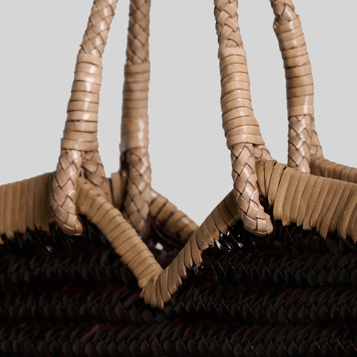 Bolso de la marca Vipera Bags, modelo CRUDELIA. Elaborado en piel trenzada color marrón. Bolso con gran compartimento interior para llevar tus imprescindibles. Bolso Vipera Bags con asas de hombro para mayor comodidad. Este bolso Vipera Bags CRUDELIA es un complemento ideal para llevar a todos lados! Medidas: alto 25cm y ancho 45cm.