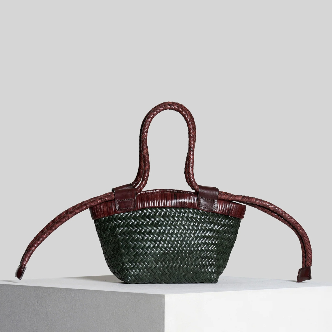 Bolso de la marca Vipera Bags, modelo GAUGUIN. Elaborado en piel trenzada color verde. Bolso con compartimento interior para llevar tus imprescindibles. Bolso Vipera Bags con asas largas ajustables para mayor comodidad. Este bolso Vipera Bags GAUGUIN es un complemento ideal para llevar a todos lados! Medidas: alto 21cm y ancho 26cm.