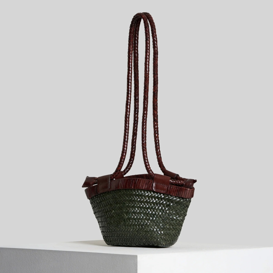Bolso de la marca Vipera Bags, modelo GAUGUIN. Elaborado en piel trenzada color verde. Bolso con compartimento interior para llevar tus imprescindibles. Bolso Vipera Bags con asas largas ajustables para mayor comodidad. Este bolso Vipera Bags GAUGUIN es un complemento ideal para llevar a todos lados! Medidas: alto 21cm y ancho 26cm.