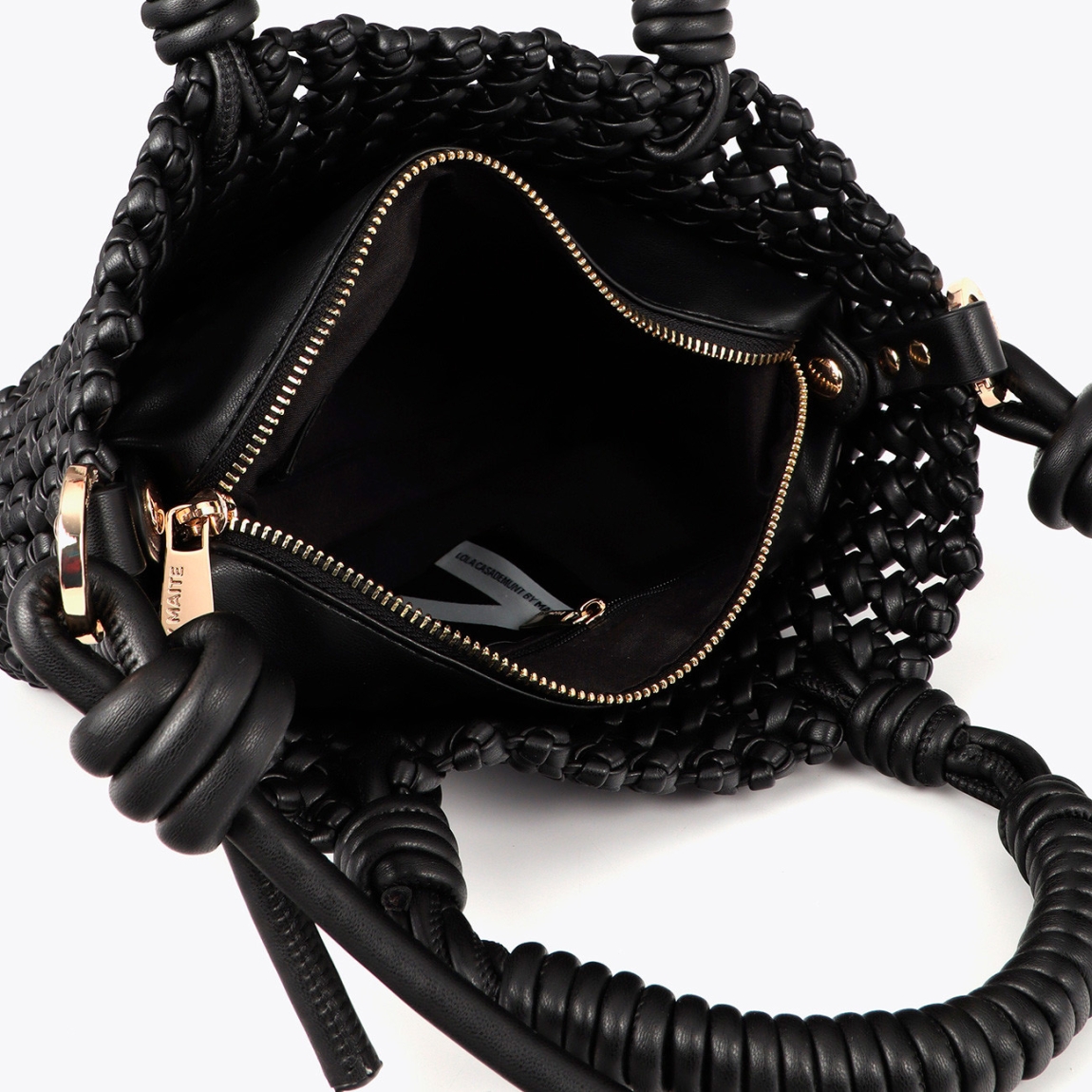 Bandolera de la marca Lola Casademunt, modelo TRENZA. Elaborada en nudos trenzados en material efecto piel color negro. Diseño compacto con asa ajustable y cierre de cremallera. Interior forrado con compartimentos prácticos. Ideal para un estilo urbano y sofisticado. Bandolera Lola Casademunt ideal para llevarla a todos lados esta temporada!ALTO 13cm ANCHO 22cm PROFUNDIDAD 24cm