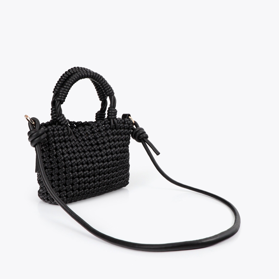 Bandolera de la marca Lola Casademunt, modelo TRENZA. Elaborada en nudos trenzados en material efecto piel color negro. Diseño compacto con asa ajustable y cierre de cremallera. Interior forrado con compartimentos prácticos. Ideal para un estilo urbano y sofisticado. Bandolera Lola Casademunt ideal para llevarla a todos lados esta temporada!ALTO 13cm ANCHO 22cm PROFUNDIDAD 24cm
