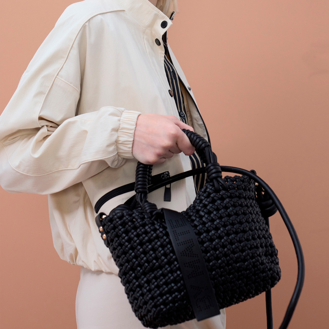 Bandolera de la marca Lola Casademunt, modelo TRENZA. Elaborada en nudos trenzados en material efecto piel color negro. Diseño compacto con asa ajustable y cierre de cremallera. Interior forrado con compartimentos prácticos. Ideal para un estilo urbano y sofisticado. Bandolera Lola Casademunt ideal para llevarla a todos lados esta temporada!ALTO 13cm ANCHO 22cm PROFUNDIDAD 24cm