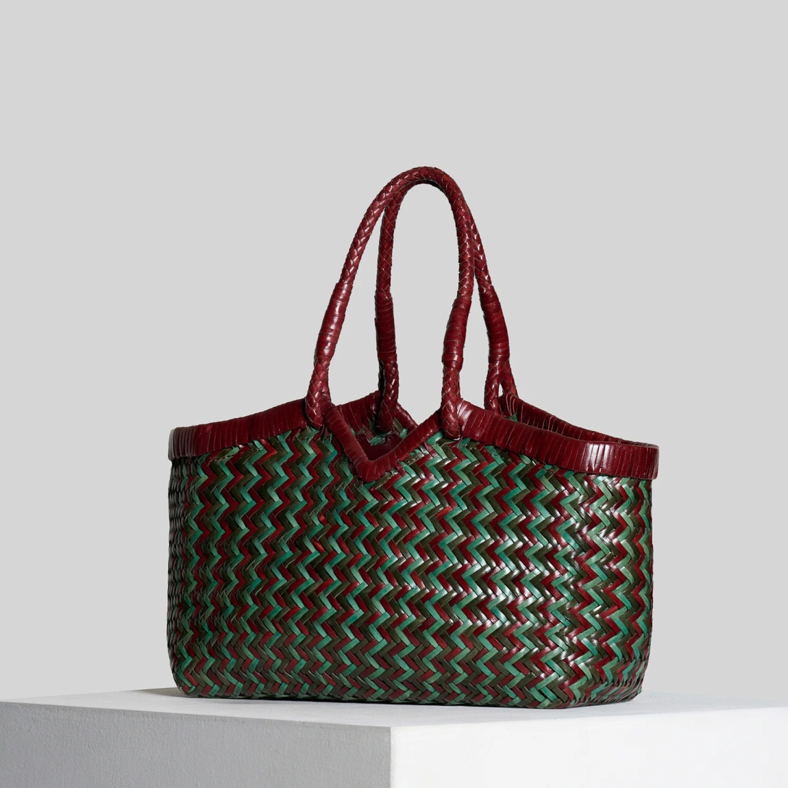 Bolso de la marca Vipera Bags, modelo CRUDELIA. Elaborado en piel trenzada color granate con verde. Bolso con gran compartimento interior para llevar tus imprescindibles. Bolso Vipera Bags con asas de hombro para mayor comodidad. Este bolso Vipera Bags CRUDELIA es un complemento ideal para llevar a todos lados! Medidas: alto 25cm y ancho 45cm.