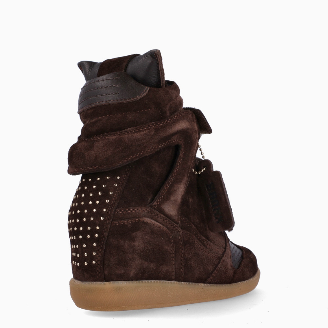 Botines de la marca Bronx, modelo JAE-YY. Elaborados en ante color marrón con detalle en rejillas y efecto acolchado. Cierre de los botines con tres velcros en toda la pala. Interior con plantilla acolchada extraíble para máxima comodidad. Suela con cuña interior de 5cm de altura. Estos botines Bronx JAE-YY son un complemento que combina comodidad deportivas con toque femenino. Ideal en ofrecer un look moderno y divertido, además de una comodidad inigualable!