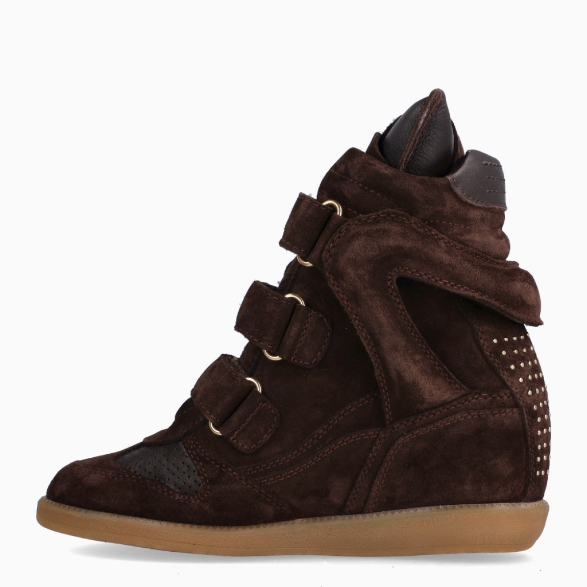 Botines de la marca Bronx, modelo JAE-YY. Elaborados en ante color marrón con detalle en rejillas y efecto acolchado. Cierre de los botines con tres velcros en toda la pala. Interior con plantilla acolchada extraíble para máxima comodidad. Suela con cuña interior de 5cm de altura. Estos botines Bronx JAE-YY son un complemento que combina comodidad deportivas con toque femenino. Ideal en ofrecer un look moderno y divertido, además de una comodidad inigualable!
